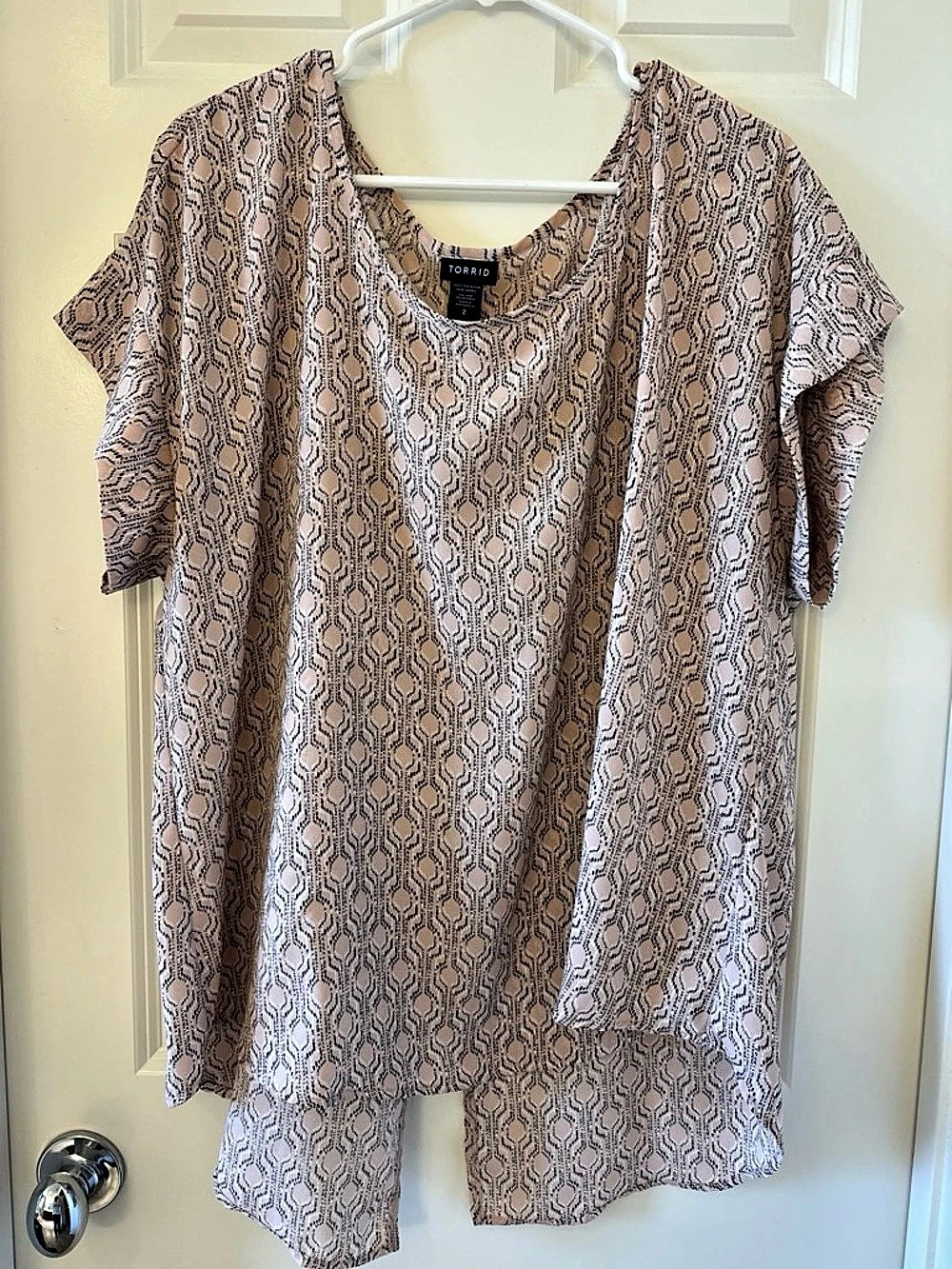 Torrid Abbey Georgette Chiffon Top Geometric Blouse Blush Nude Pink & Black with